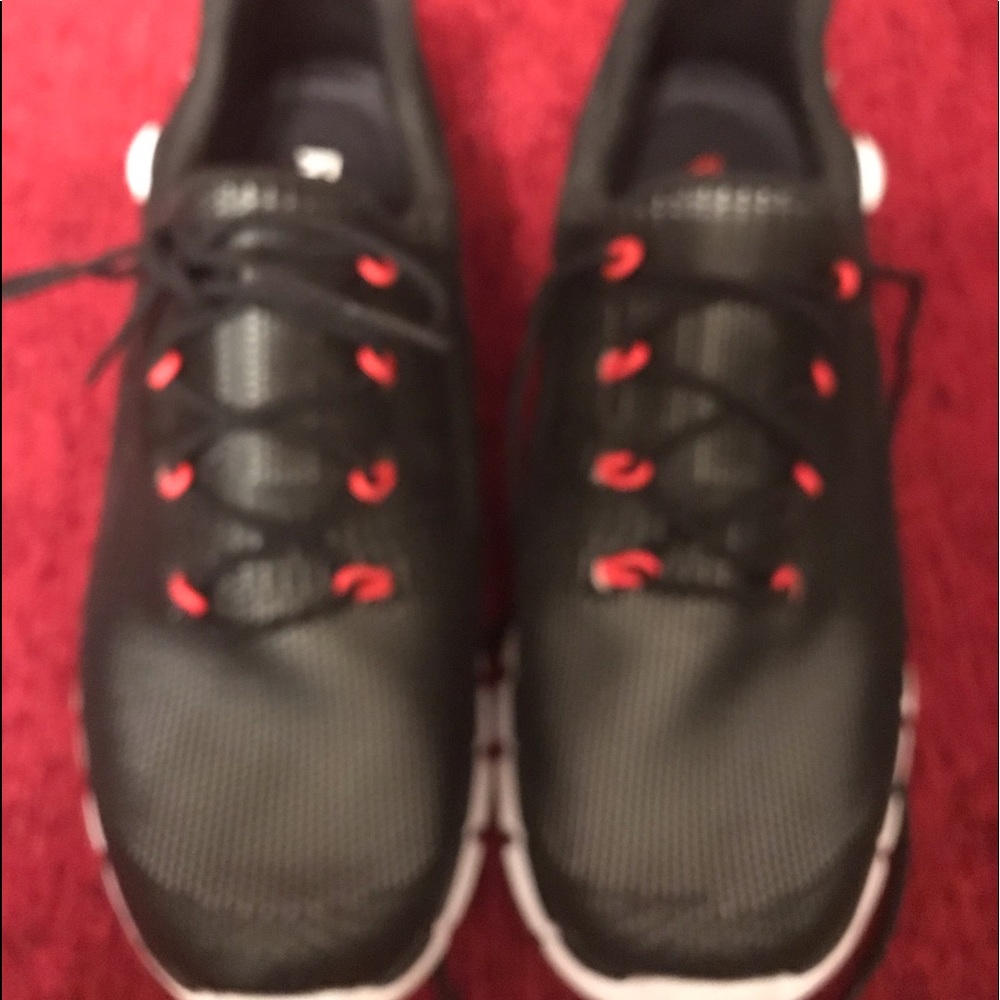 Tennis shoes